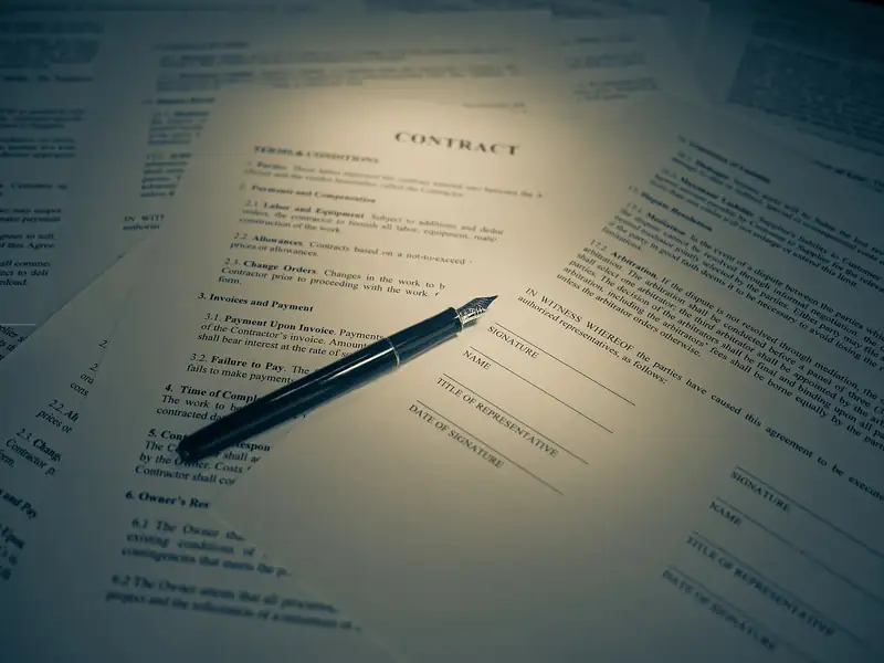 Vertrag mit Unterschrift und Füller