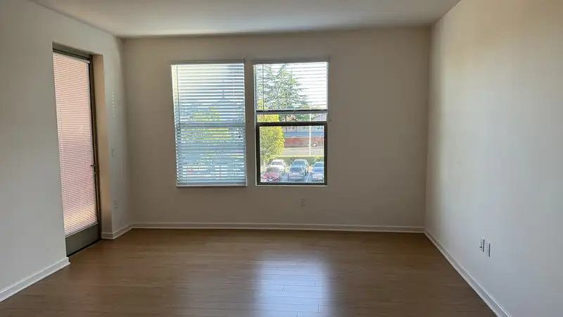 Leeres Zimmer einer Wohnung, bereit für die Übergabe